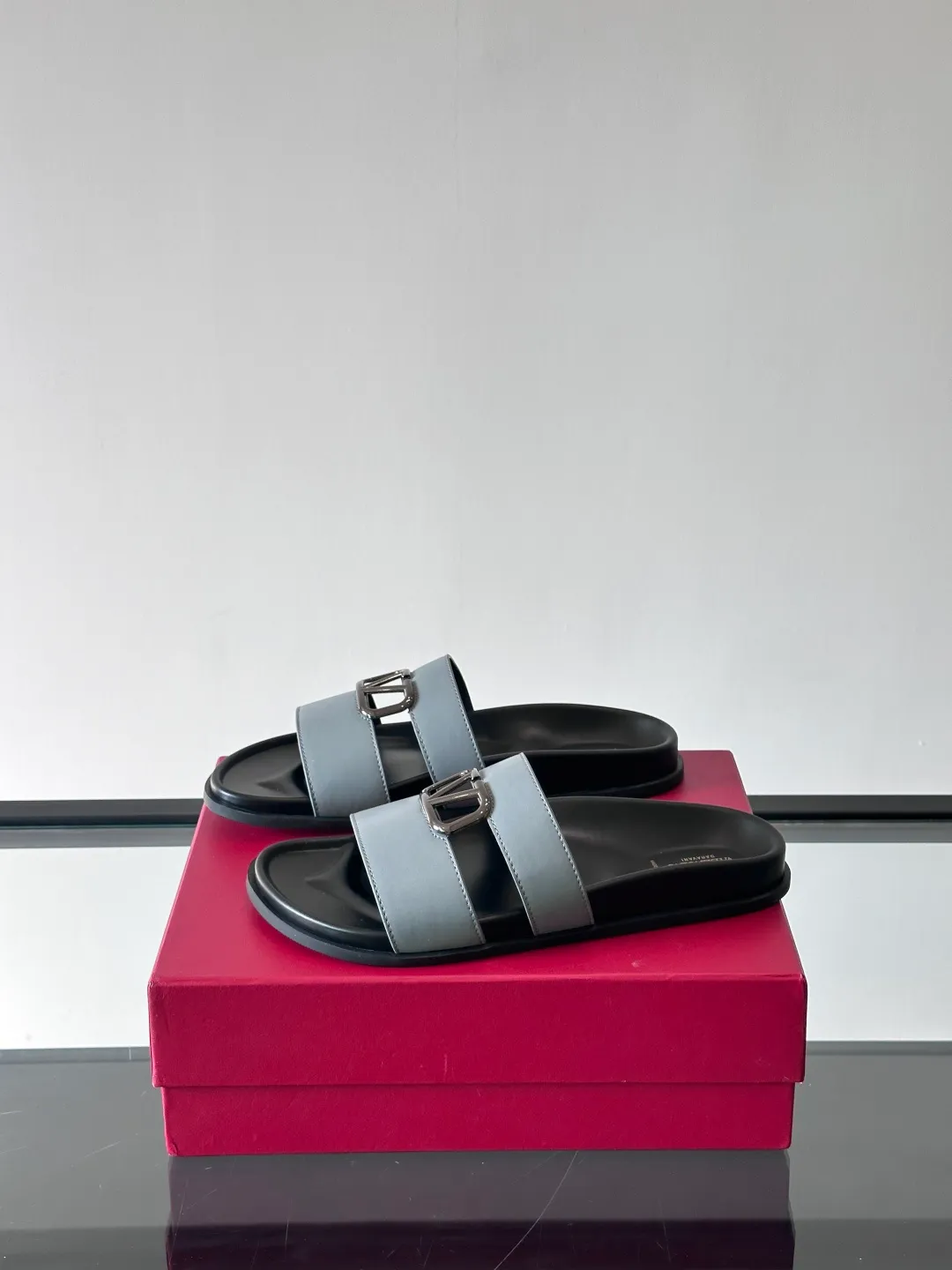 Men's shoes 💰p320 "VALENTINO" Valentino Men's 🧍‍♂️ Spring and summer new style metal rivet flat slippers, elegant sandals, the same style worn by celebrities, original molding, imported calfskin. Rubber outsole. Soft and durable, full set of counter packaging size: 39-44 (customized at 38.45.46)
